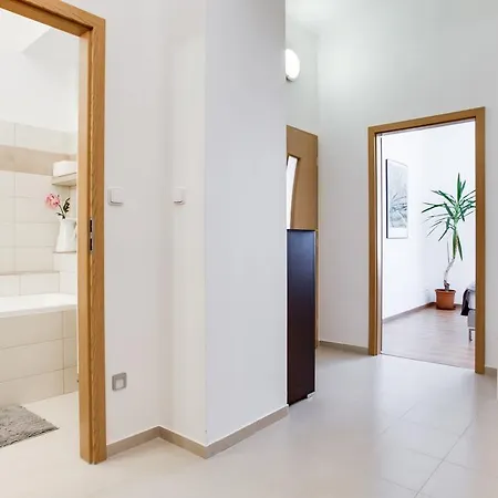 Comfy 2 Bedroom Apartment *